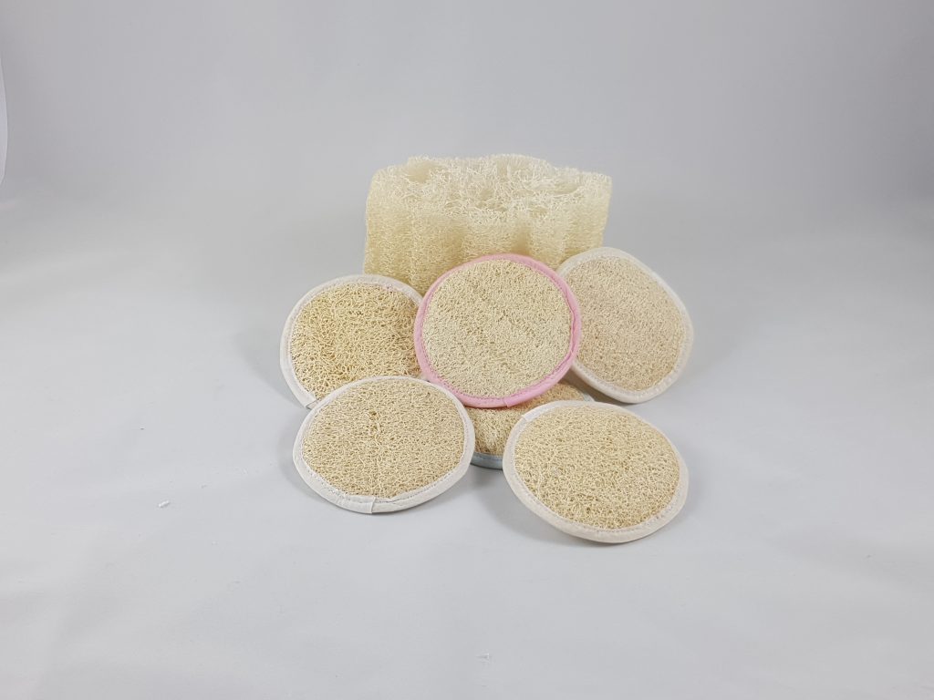 Paumettes en loofah et loofah brut coupé.