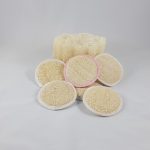 Paumettes en loofah et loofah brut coupé.