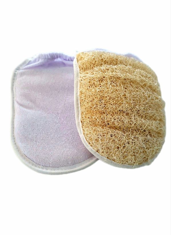 Une paire de gant ovale avec un élastique de maintien pour le poignet de couleur beige avec une face loofah et une face éponge.