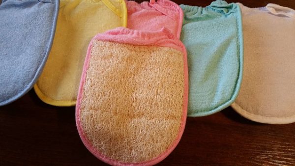 Six gants ovale avec élastique de maintien pour le poignet avec une face en loofah et l'autre en éponge.