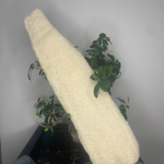 Une courge de loofah brut entière.
