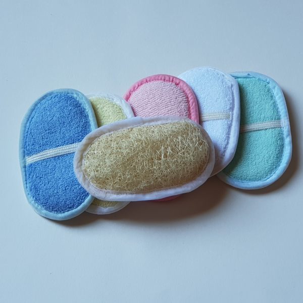 Six paumettes ovale de couleur différentes avec un élastique de maintien dont une face en loofah et une face en éponge.
