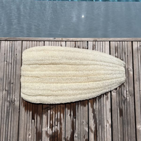 Tapis de bain en loofah brut ouvert, pour le bien-être des pieds.