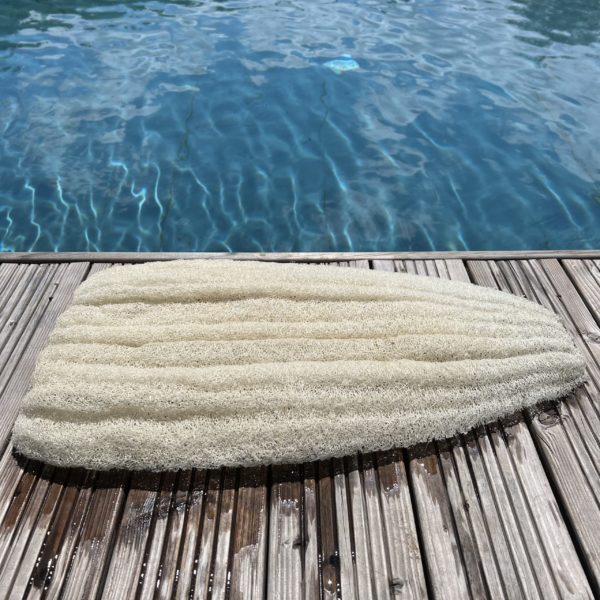 Tapis de bain en loofah brut ouvert, pour le bien-être des pieds.