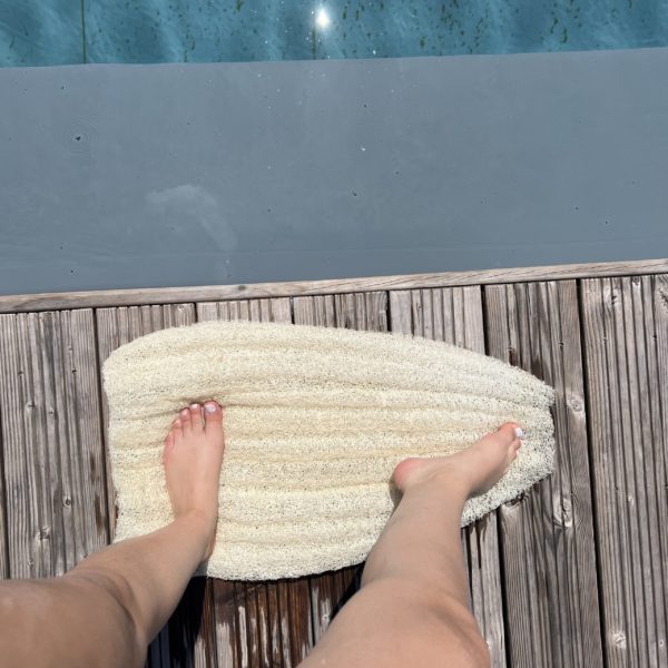 Tapis de bain en loofah brut ouvert, pour le bien-être des pieds.