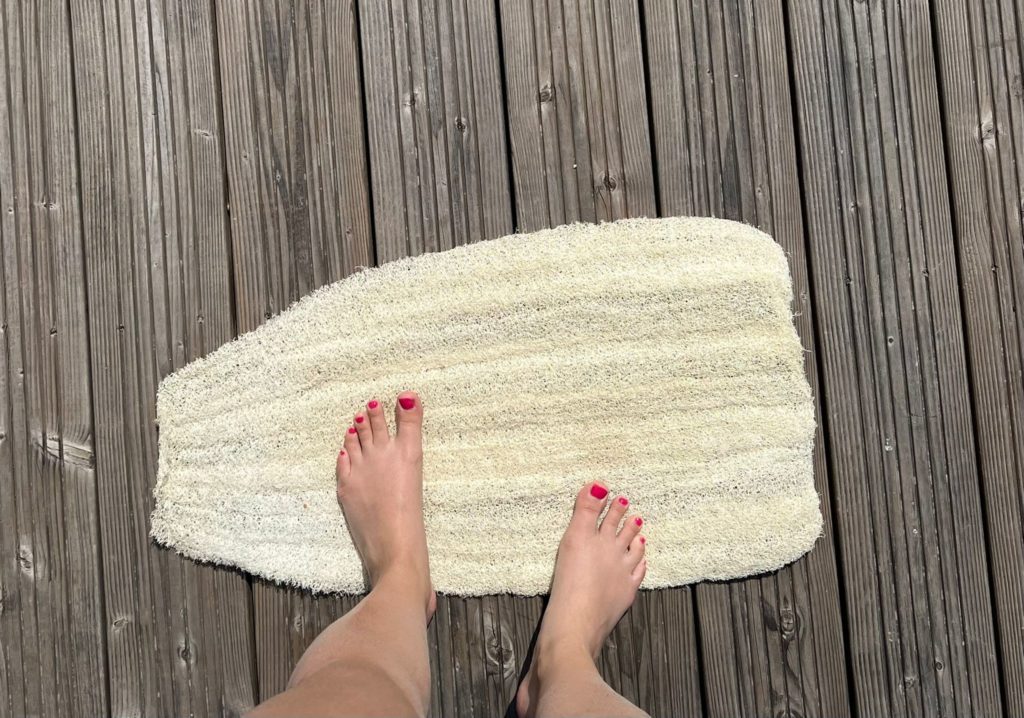 Tapis de bain en loofah brut ouvert, pour des pieds doux.
