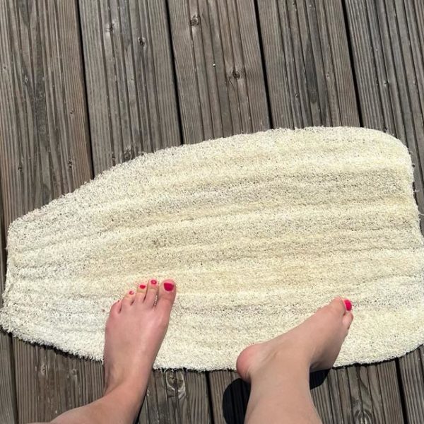 Tapis de bain en loofah brut ouvert, pour des pieds doux.
