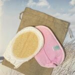 Gant montgolfière blanc et rose avec une face en loofah et une face en éponge.