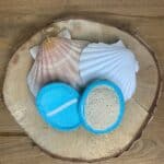 Deux sveltines ovales de couleur bleue avec une face en loofah et l'autre face en éponge.