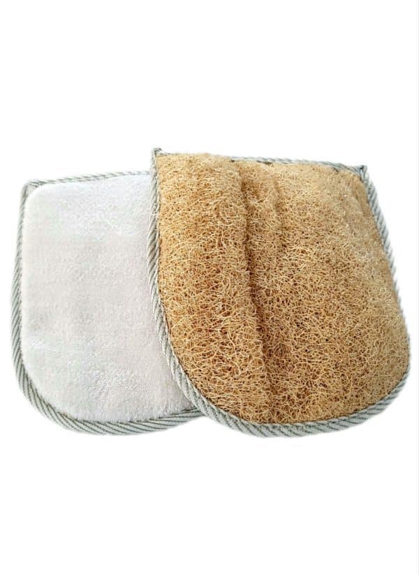 Une paire de gant ovale forme droite de couleur blanche avec une face loofah et l'autre face en éponge.