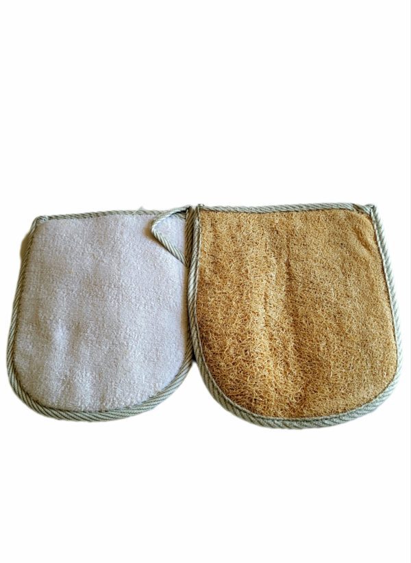 Une paire de gant ovale forme droite de couleur blanche avec une face loofah et l'autre face en éponge.