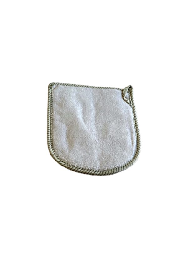 Un gant ovale forme droite de couleur blanche avec une face éponge.