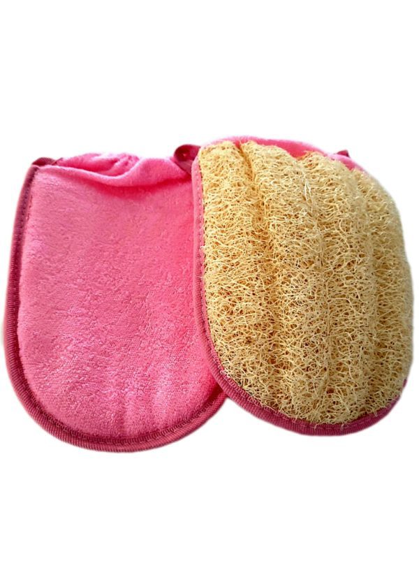 Une paire de gant ovale avec un élastique de maintien pour le poignet de couleur rose avec une face loofah et l'autre face en éponge.
