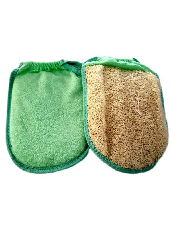 Une paire de gant ovale avec un élastique de maintien pour le poignet de couleur verte avec une face loofah et l'autre face en éponge.