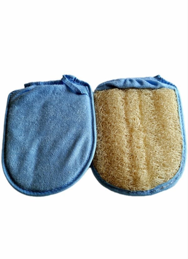 Une paire de gant ovale avec un élastique de maintien pour le poignet de couleur bleue avec une face loofah et l'autre face en éponge.