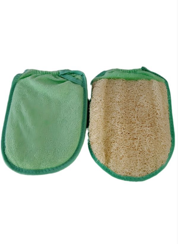 Une paire de gant ovale avec un élastique de maintien pour le poignet de couleur verte avec une face loofah et l'autre face en éponge.