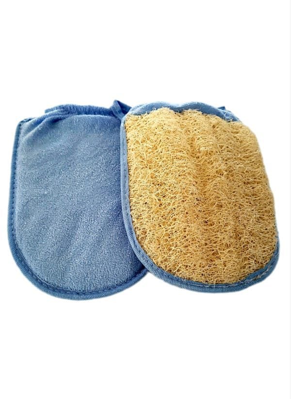 Une paire de gant ovale avec un élastique de maintien pour le poignet de couleur bleue avec une face loofah et l'autre face en éponge.