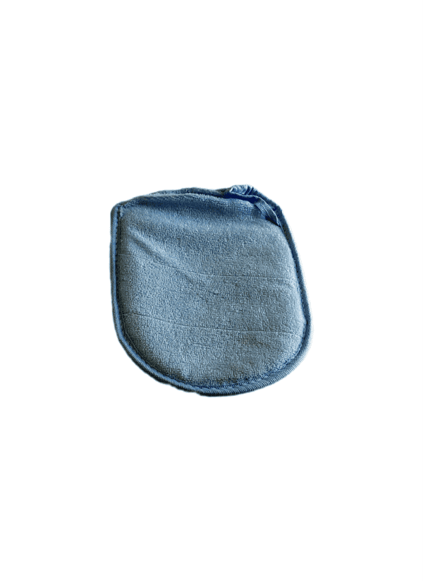 Un gant ovale avec un élastique de maintien pour le poignet de couleur bleue face loofah.