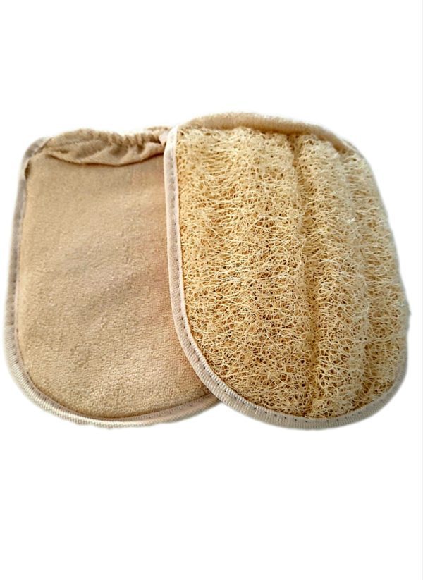 Une paire de gant ovale avec un élastique de maintien pour le poignet de couleur beige une face loofah et une face éponge.