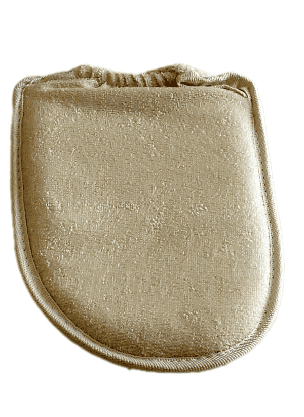 Un gant ovale avec un élastique de maintien pour le poignet de couleur beige face éponge.