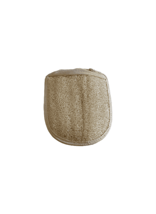 Un gant ovale avec un élastique de maintien pour le poignet de couleur beige face loofah.