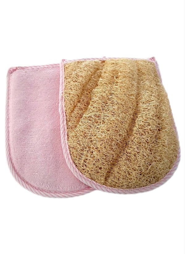 Une paire de gant ovale forme ovale de couleur rose avec une face loofah et l'autre face en éponge.