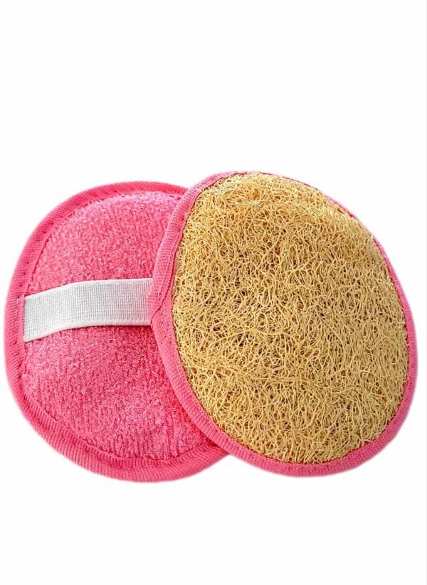 Une paumette de couleur rose avec une face loofah et une face éponge.