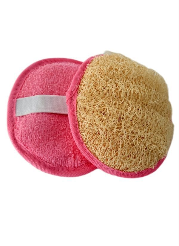 Une paumette de couleur rose avec une face loofah et une face éponge.