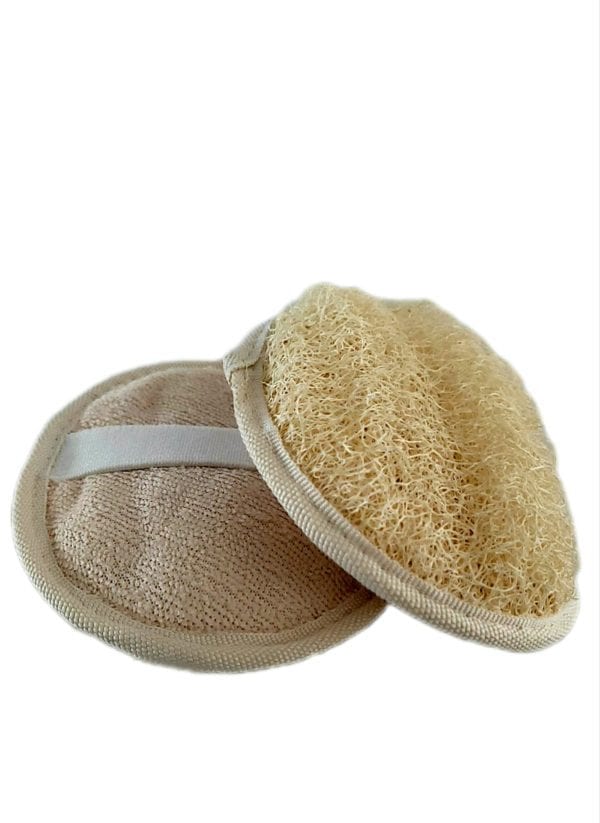 Deux paumettes de couleur beige avec une face loofah et une face éponge.