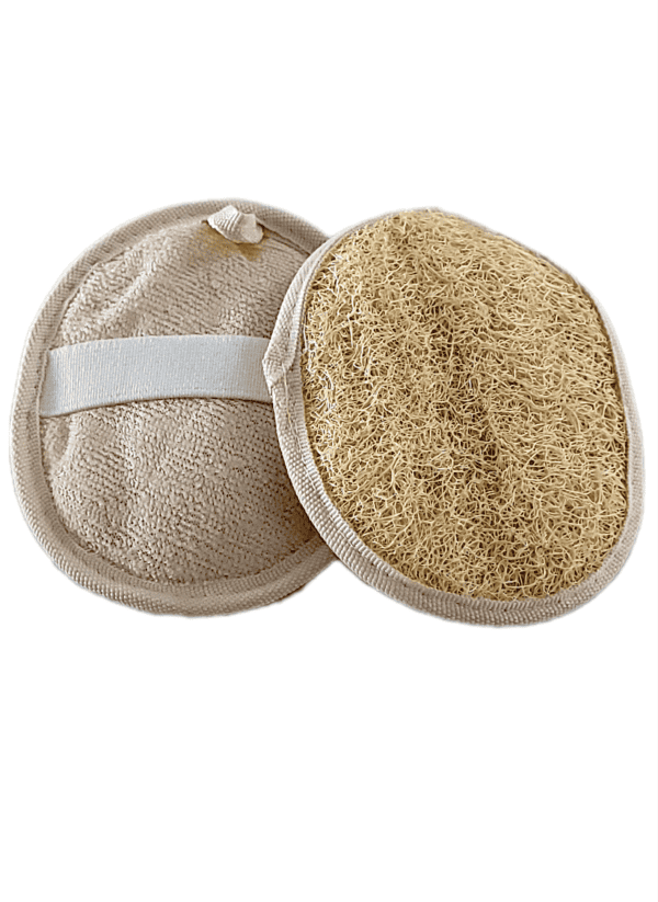 Deux paumettes de couleur beige avec une face loofah et une face éponge.