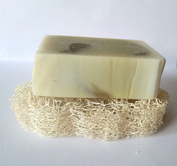 Savon posé sur une rondelle de loofah